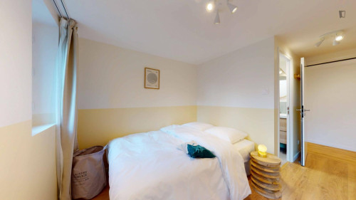 Cosy double bedroom close to Loges Theater