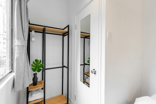Cozy Stylish Apt. 1 mile away from King George V Memorial Park