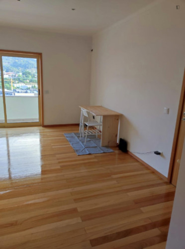 Bright Single Bedroom with a balcony close to Minho University