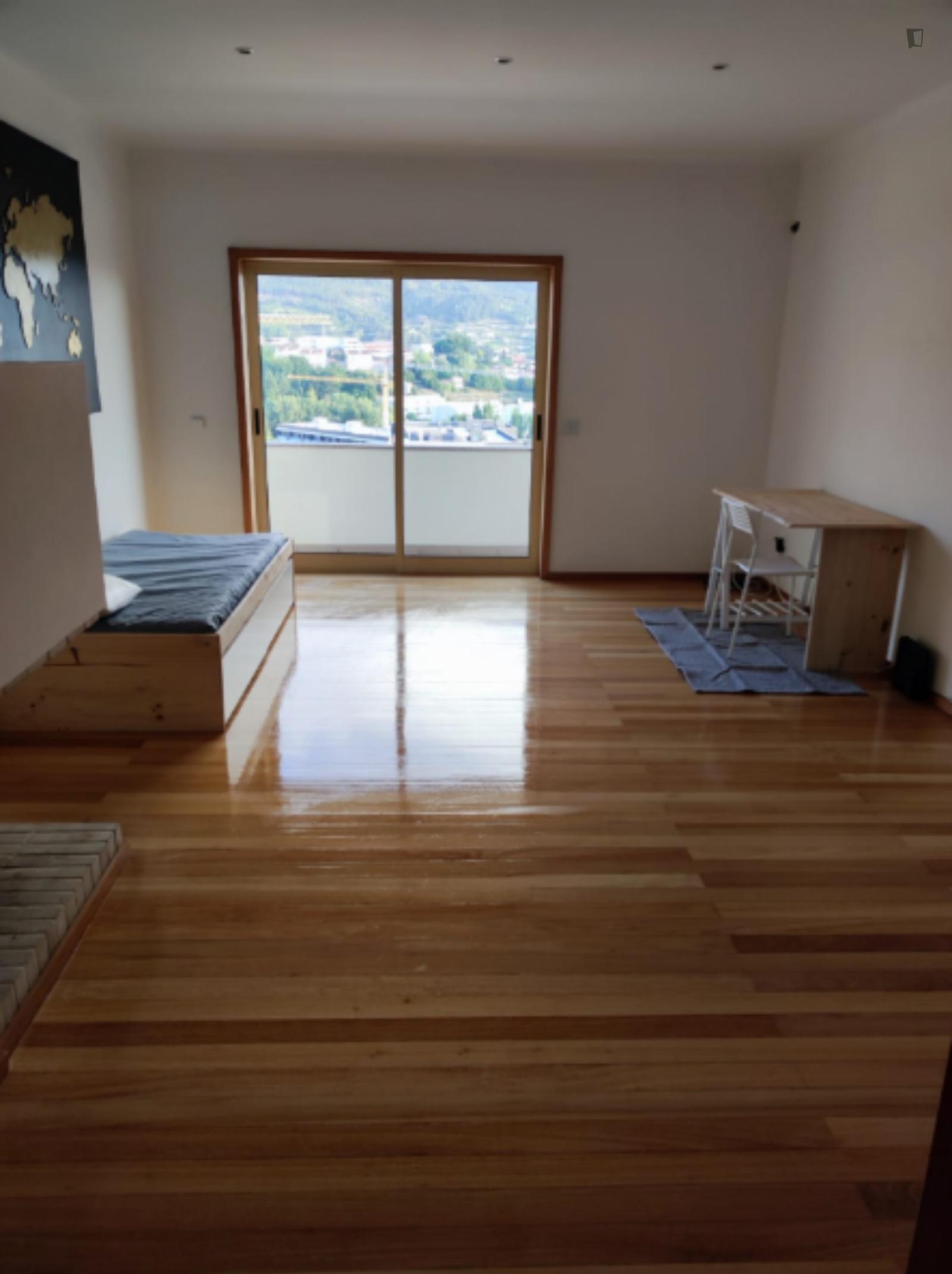 Bright Single Bedroom With A Balcony Close To Minho University - 1