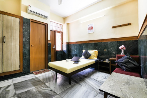 OYO LIFE CHN1112 LIC Metro Stn - Gallery - 4