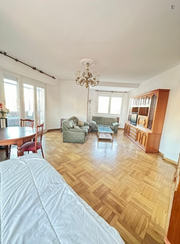 Big double bedroom near Parque Campo Grande
