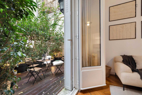 Stylish 1-Bedroom Apartment with Private Terrace in Invalides