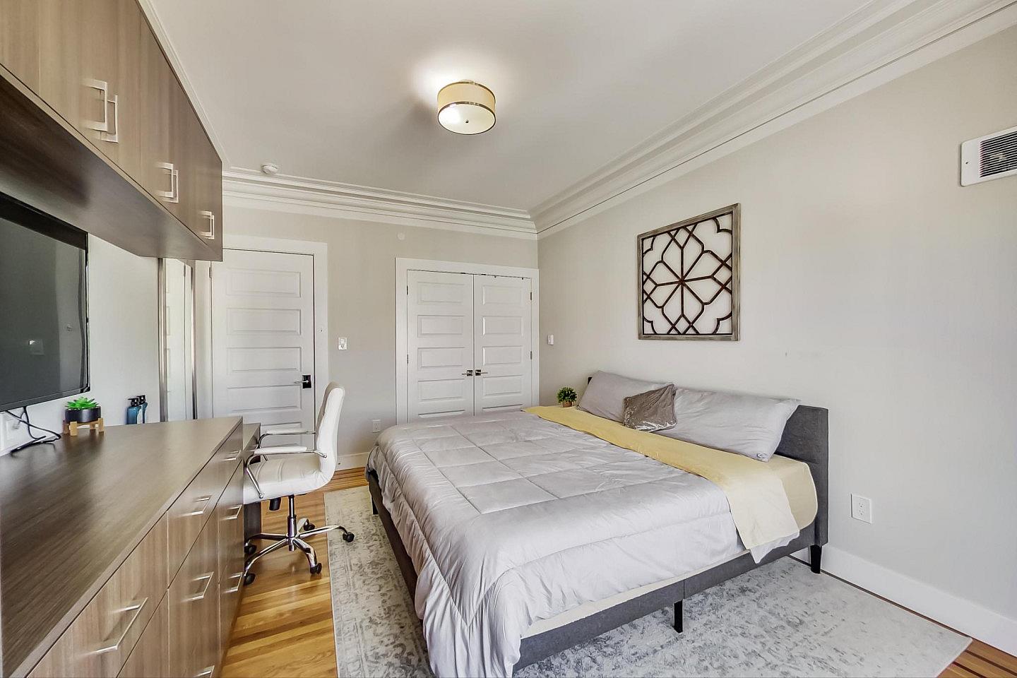 Room 1 - New 2020 Rebuild w/ Shared Patio + Yard - Gallery - 17