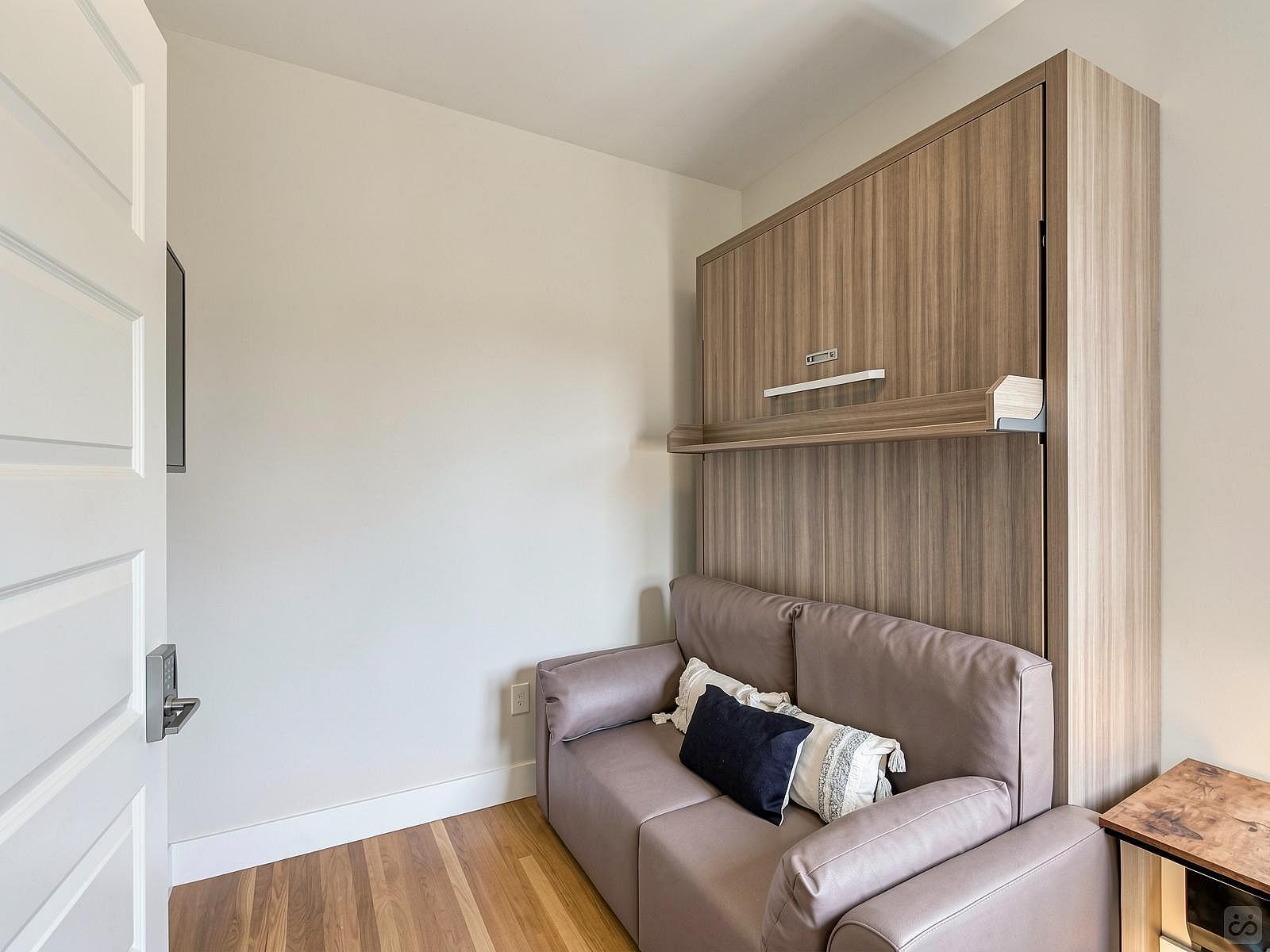 Room 4 - New 2020 Rebuild w/ Shared Patio + Yard - Gallery - 38