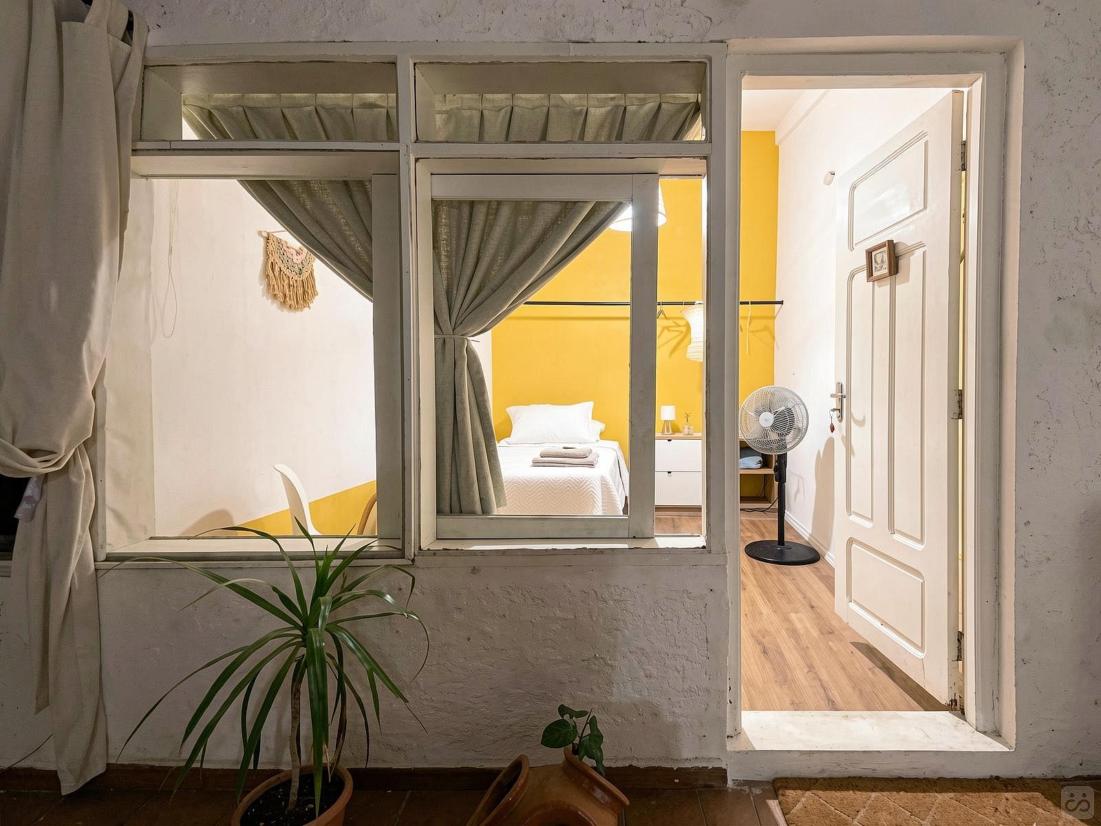 Medium Room Shared/bathroom (With Visits) - 1