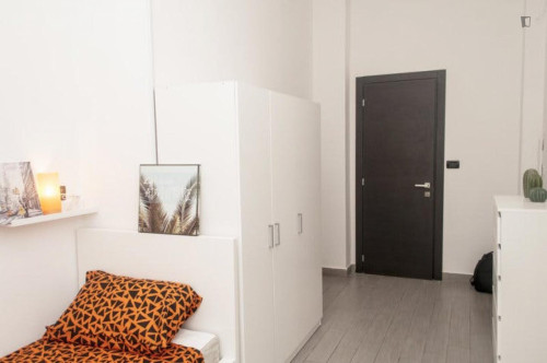 Bright single bedroom in a 7-bedroom flat near Clessidra park