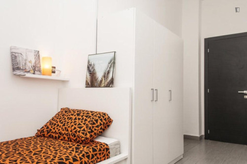 Bright single bedroom in a 7-bedroom flat near Clessidra park