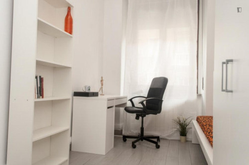 Bright single bedroom in a 7-bedroom flat near Clessidra park