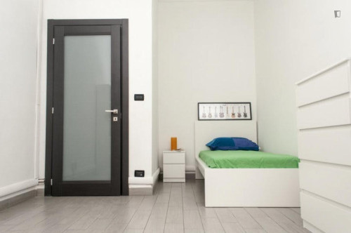 Inviting single bedroom near Clessidra park