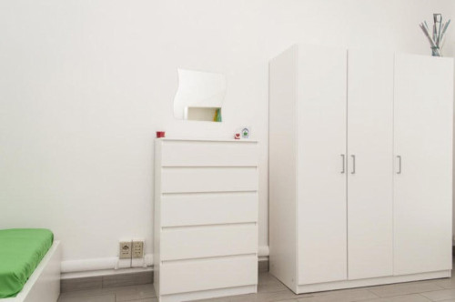 Inviting single bedroom near Clessidra park