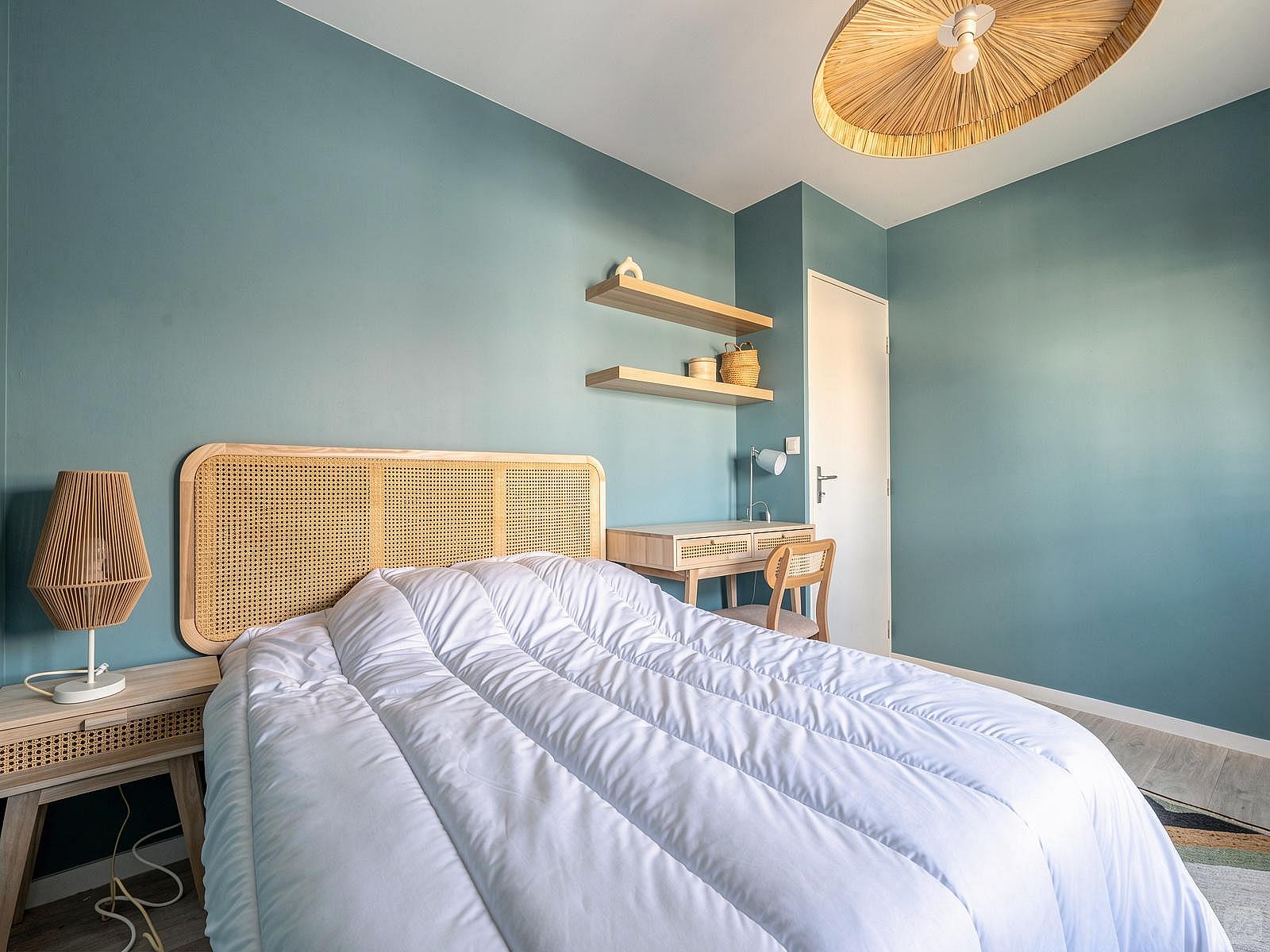 Move Into This Softly Styled 12 M² Room - 1
