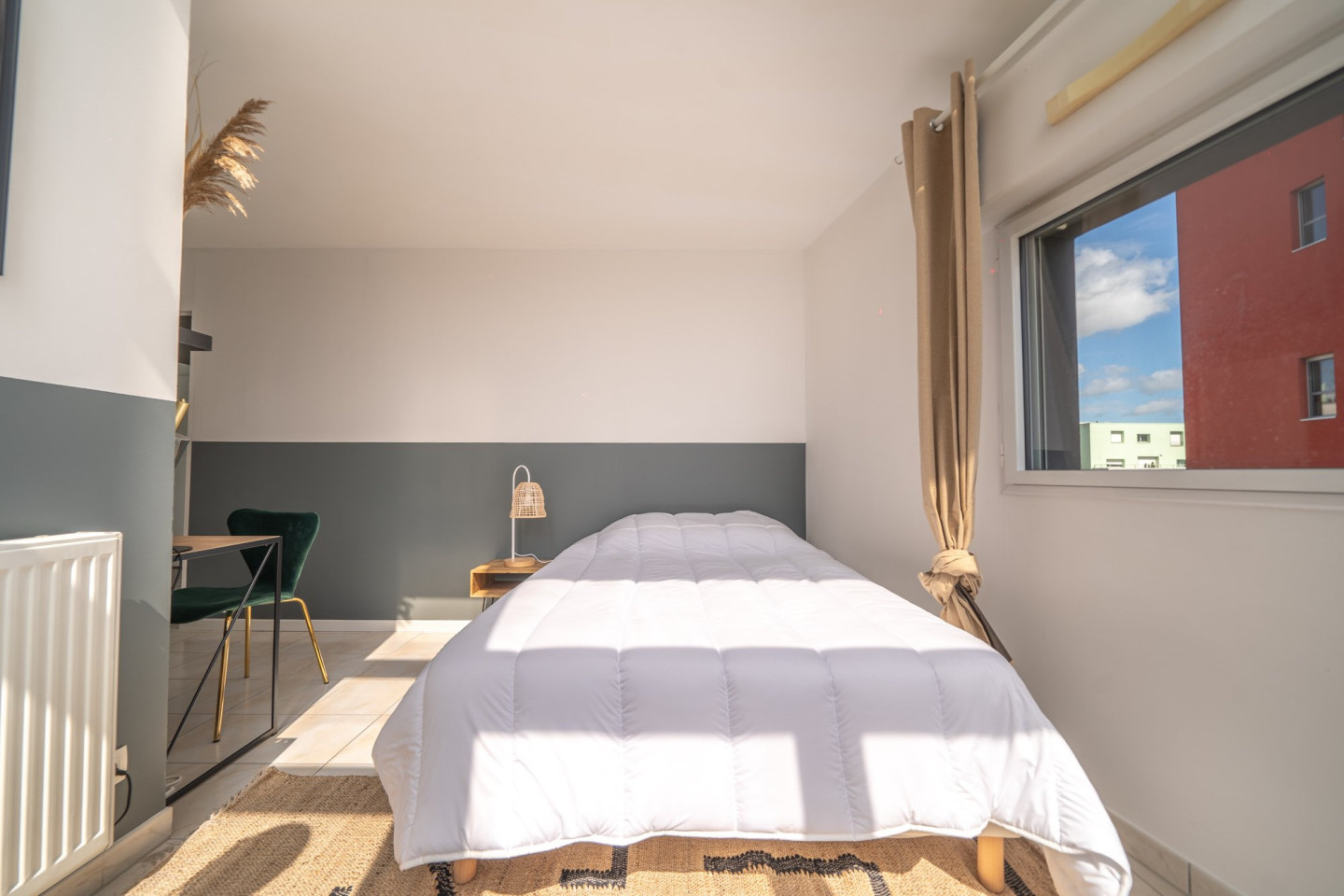 Move Into This Large 15 M² Room - 16