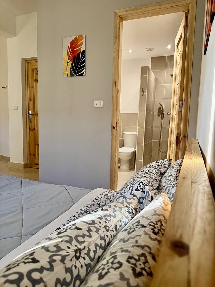 Suite / Double Bedroom, Private Bathroom - 23