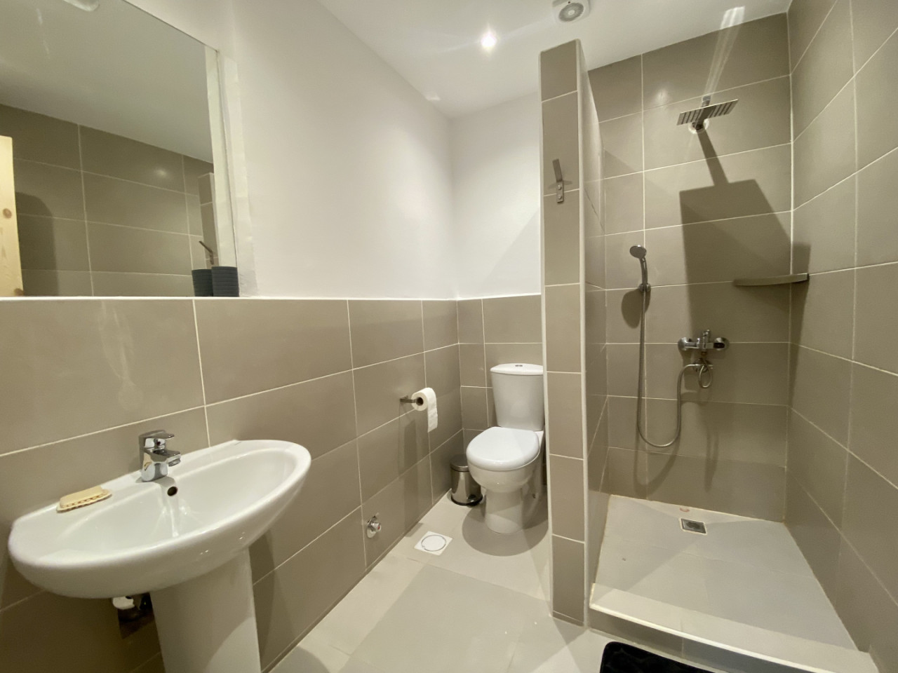 Suite / Double Bedroom, Private Bathroom - 15