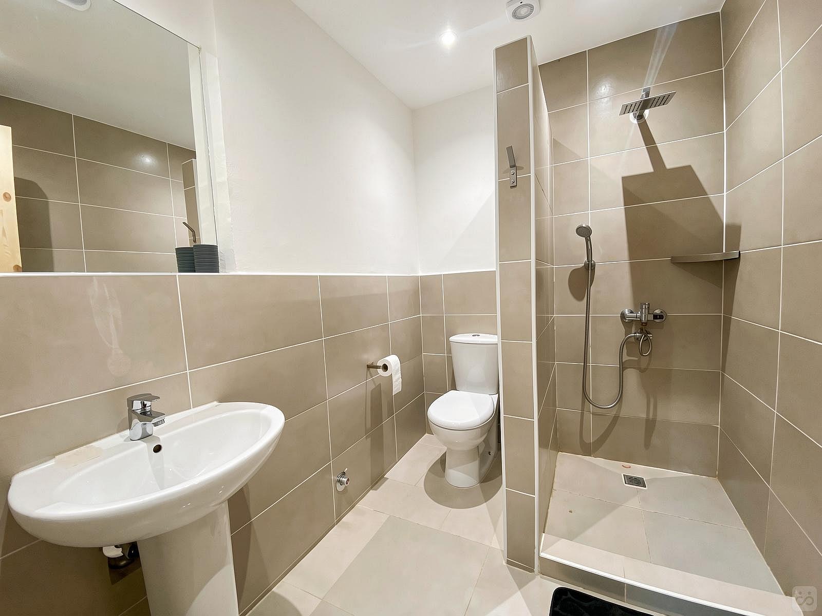 Suite / Double Bedroom, Private Bathroom - 25