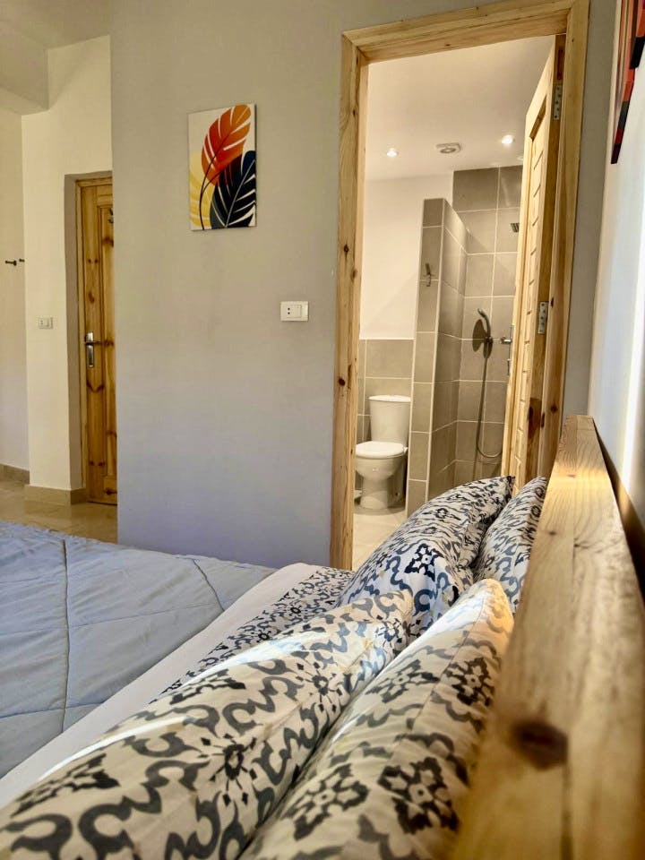 Suite / Double Bedroom, Private Bathroom - 9