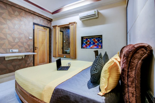 OYO LIFE MUM1620 Malad (Males only) - Rooms