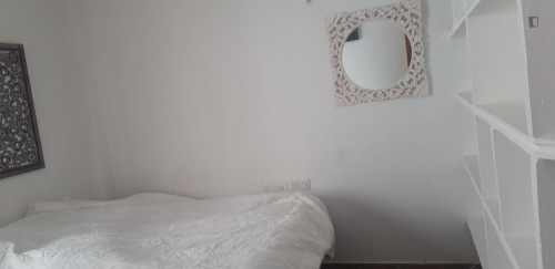 Double bedroom in 6-bedroom apartment