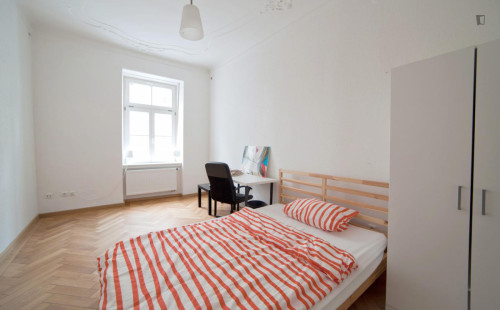 Ample single bedroom in the Altstadt-Lehel district
