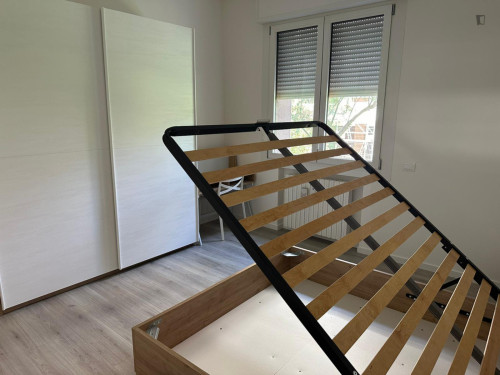 Spacious double bedroom well connected to the University of Padova