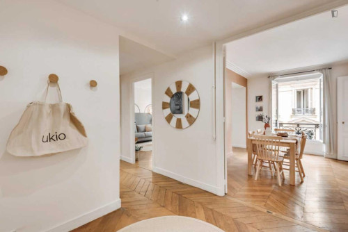 Dashing 2-bedroom apartment near Square de la Tour Saint-Jacques