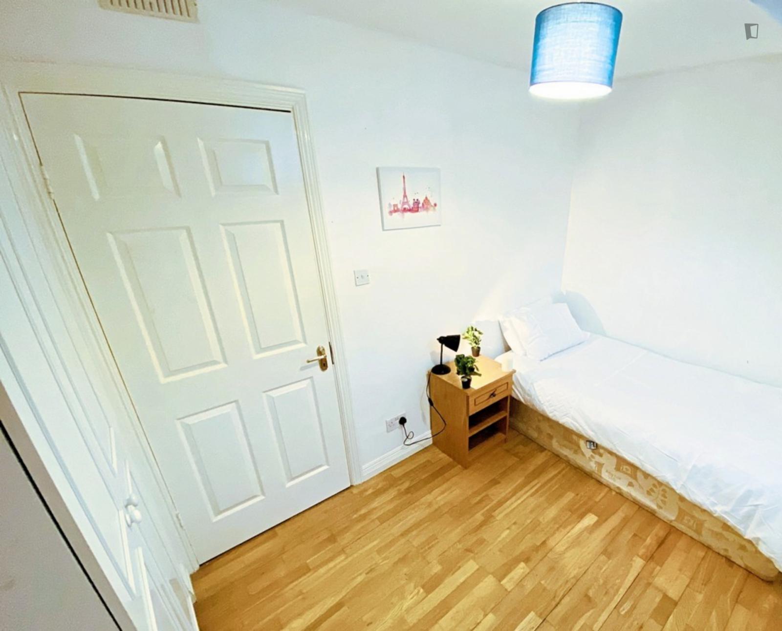 Snug Single Bedroom In The Heart Of Cork - 1