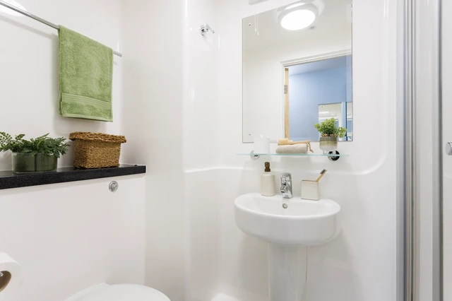  Large Standard Double En-Suite: Three Bedroom Flat  -  Sugarhouse Close Unite  - Gallery -  3