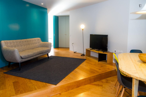 Bright Triple Bedroom next to Trindade Metro