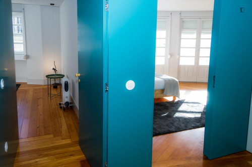 Bright Triple Bedroom next to Trindade Metro