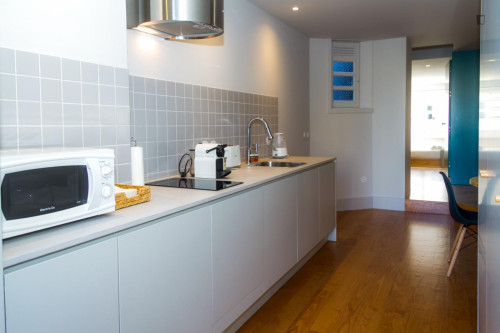 Bright Triple Bedroom next to Trindade Metro