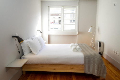 Bright Triple Bedroom next to Trindade Metro