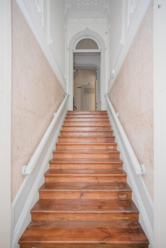 Bright 2 bedroom flat in Miragaia zone