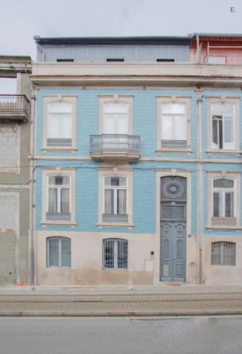 Bright 2 bedroom flat in Miragaia zone