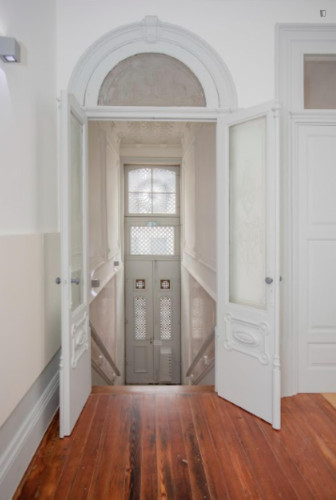Bright 2 bedroom flat in Miragaia zone