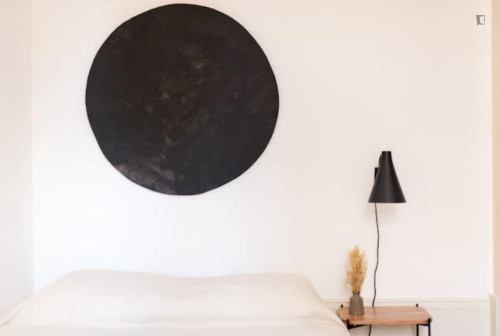 Bright double ensuite bedroom near Cais das Pedras