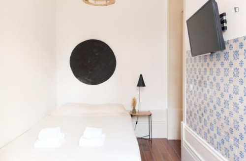 Bright double ensuite bedroom near Cais das Pedras