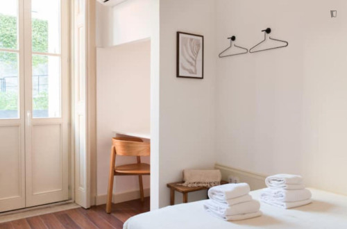 Bright double ensuite bedroom near Cais das Pedras