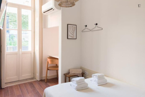 Bright double ensuite bedroom near Cais das Pedras
