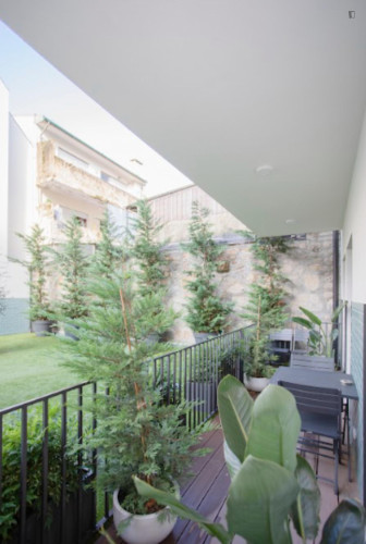 Bright 2-bedroom apartment near Jardim do Morro