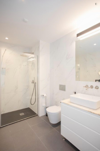 Bright 2-bedroom apartment near Jardim do Morro
