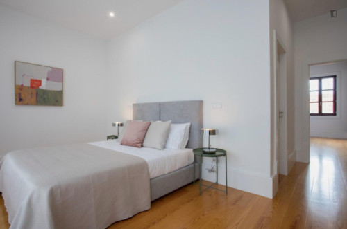 Modern 2-bedroom flat near Trindade metro station