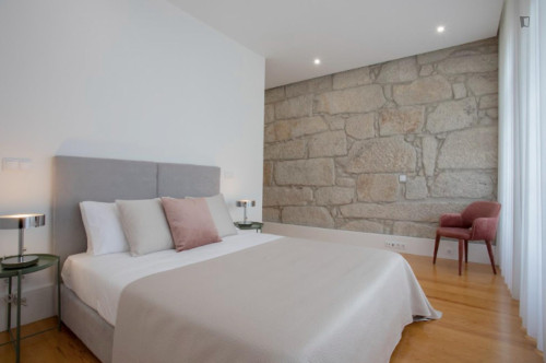 Modern 2-bedroom flat near Trindade metro station