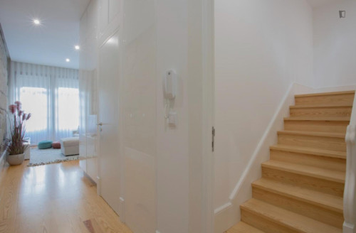 Modern 2-bedroom flat near Trindade metro station
