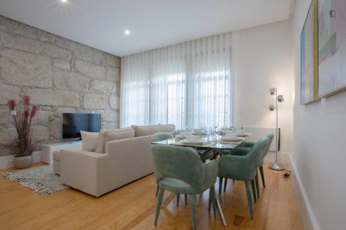 Modern 2-bedroom flat near Trindade metro station