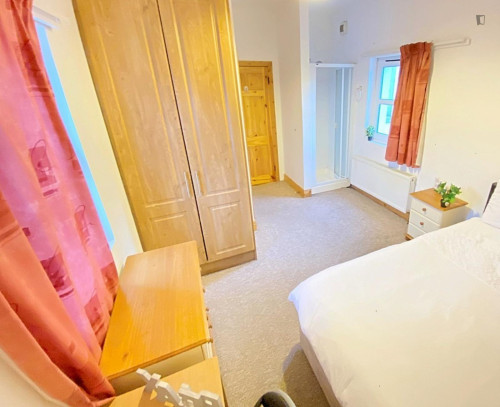 Ample Double ensuite bedroom, in Ballyphehane