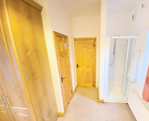 Ample Double ensuite bedroom, in Ballyphehane