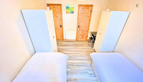 Bed in a welcoming twin ensuite male bedroom, near University College Cork - Gallery - 4