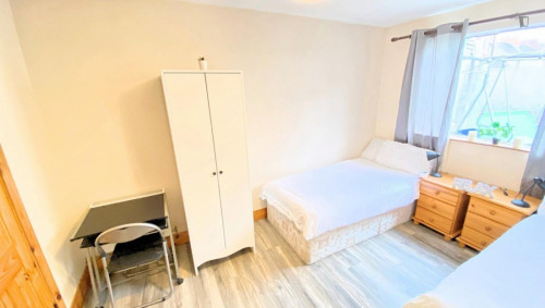 Bed in a welcoming twin ensuite male bedroom, near University College Cork - Gallery - 2