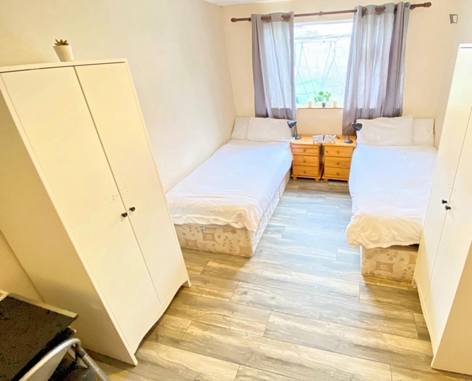 Bed In A Welcoming Twin Ensuite Male Bedroom, Near University College Cork - 1
